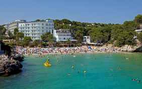 Das Meer im Blick! Das Hotel (mittig) an der kleinen Bucht von Santanyi - Foto: Ingo Wandmacher